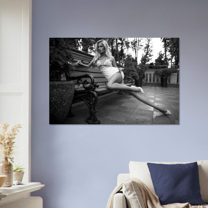 Frau mit überkreuzten Beinen, PlumaArt - Premium Kunst Fotos und Bilder