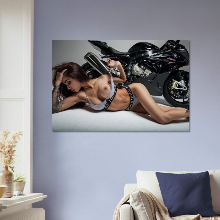 nackte frau auf motorrad, PlumaArt - Premium Kunst Fotos und Bilder