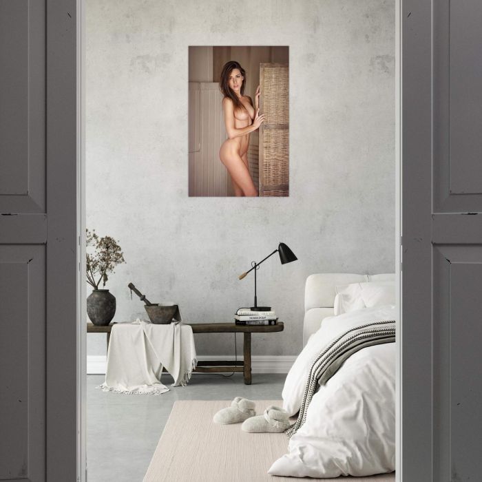 Nackte Frau an der Wand, PlumaArt - Premium Kunst Fotos und Bilder