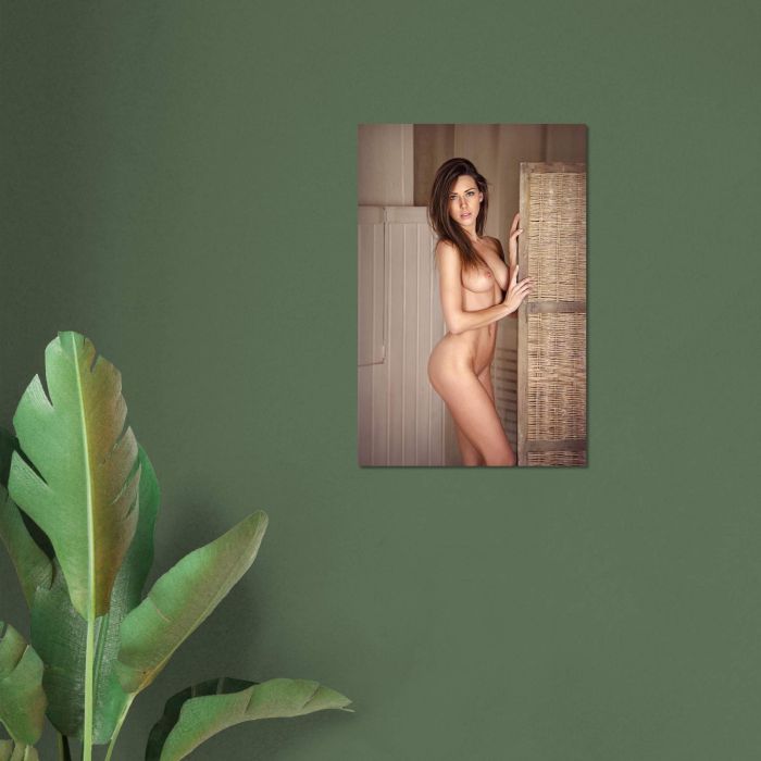 Nackte Frau an der Wand, PlumaArt - Premium Kunst Fotos und Bilder