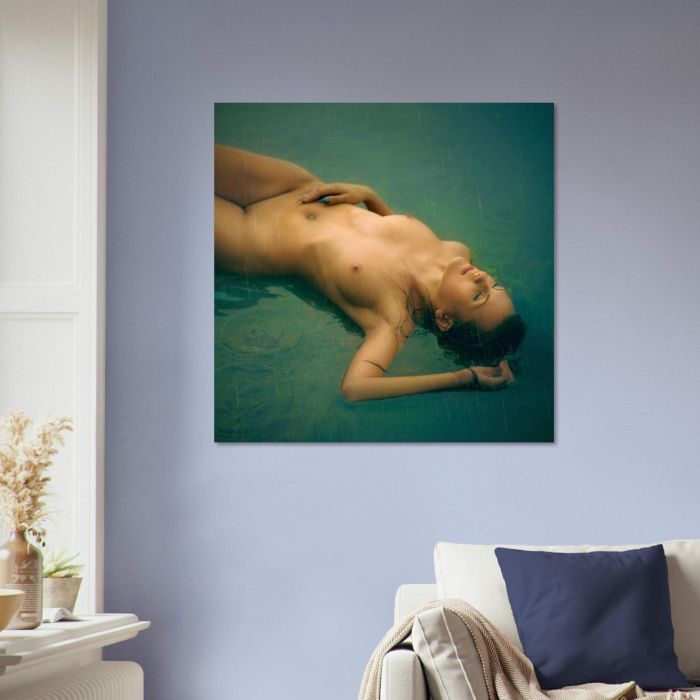 Frau mit Schirm im Wasser, PlumaArt - Premium Kunst Fotos und Bilder