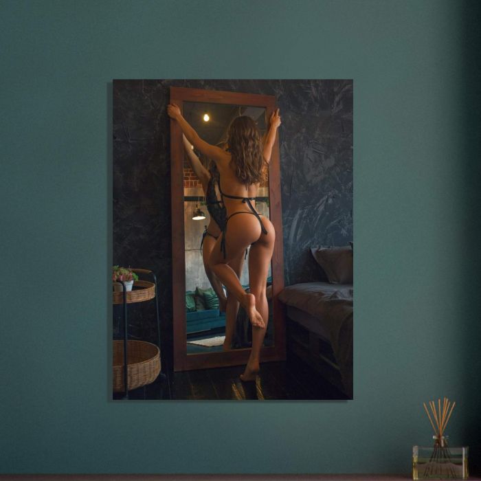 Frau in schwarzer Lingerie vor Spiegel, PlumaArt - Premium Kunst Fotos und Bilder