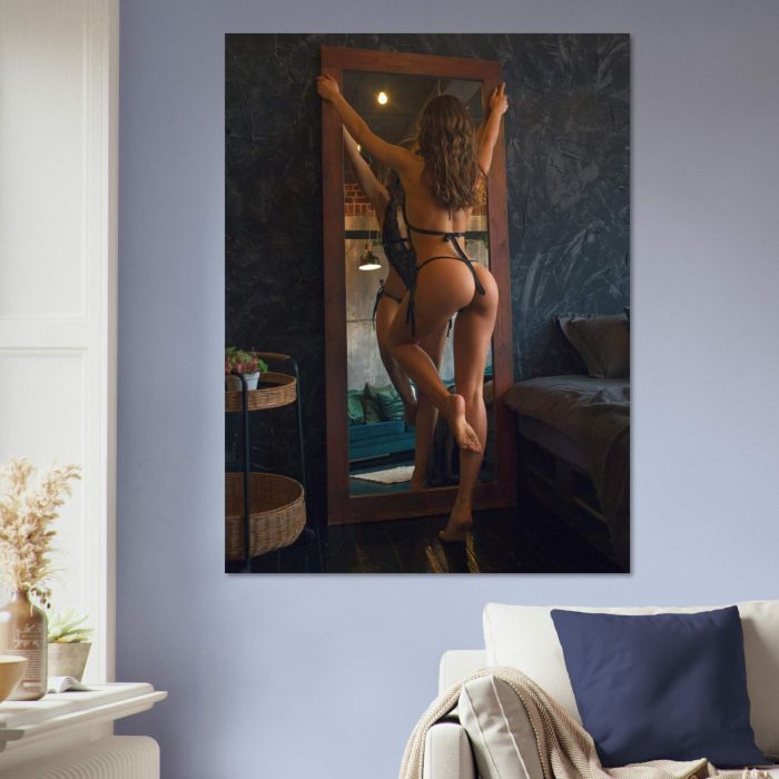 Frau in schwarzer Lingerie vor Spiegel, PlumaArt - Premium Kunst Fotos und Bilder