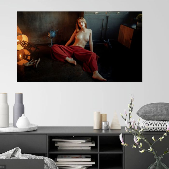 Stilleben mit Frau und Interieur, PlumaArt - Premium Kunst Fotos und Bilder