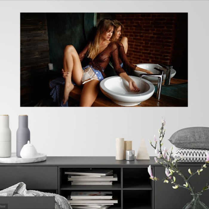 Frau in Dessous im Badezimmer, PlumaArt - Premium Kunst Fotos und Bilder