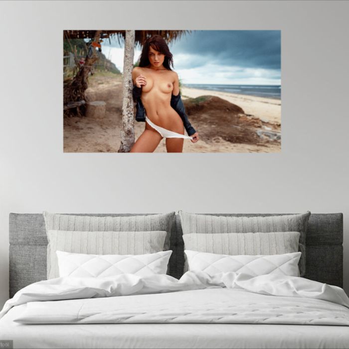 Frau im Bikini am Strand, PlumaArt - Premium Kunst Fotos und Bilder