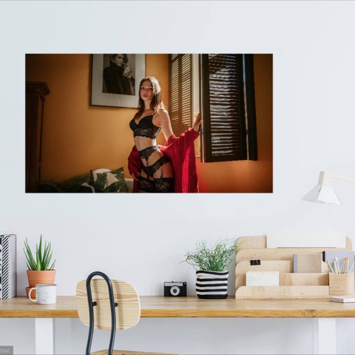 Frau in Dessous mit rotem Morgenmantel, PlumaArt - Premium Kunst Fotos und Bilder