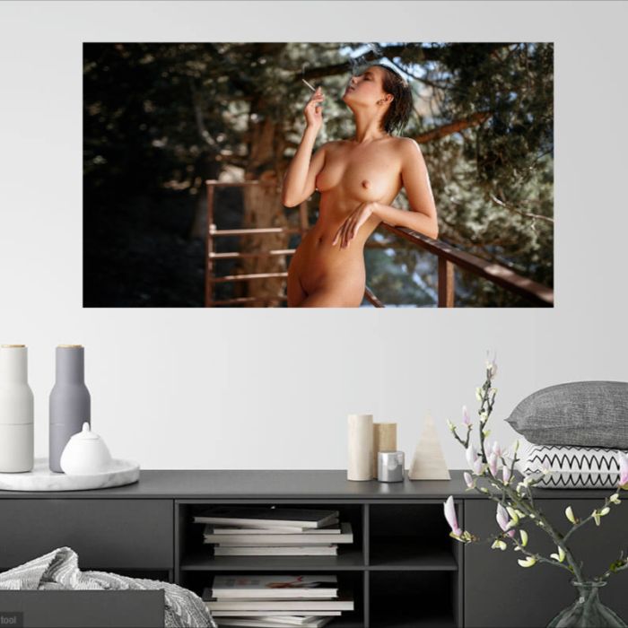Nackte Frau mit Zigarette, PlumaArt - Premium Kunst Fotos und Bilder