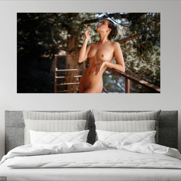 Nackte Frau mit Zigarette, PlumaArt - Premium Kunst Fotos und Bilder