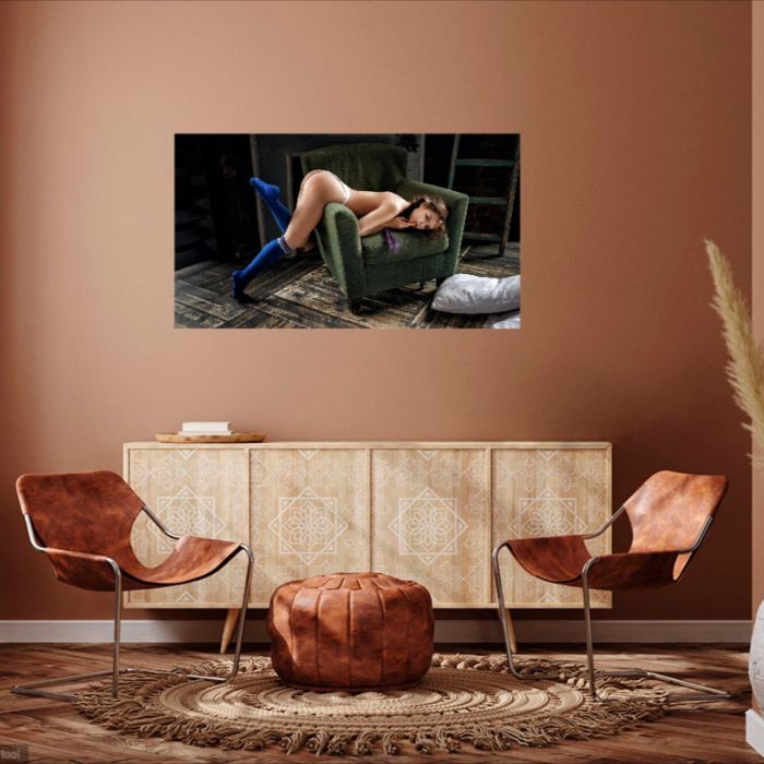Frau auf grünem Stuhl, PlumaArt - Premium Kunst Fotos und Bilder