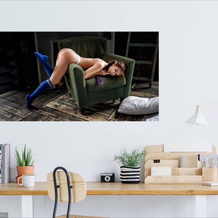 Frau auf grünem Stuhl, PlumaArt - Premium Kunst Fotos und Bilder