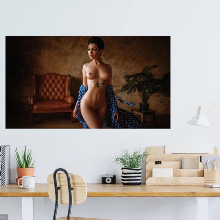 Frau mit Tattoos im blauen Kleid, PlumaArt - Premium Kunst Fotos und Bilder