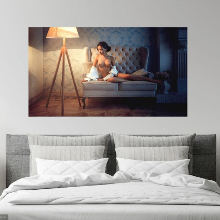 Nackte Frau neben Lampe, PlumaArt - Premium Kunst Fotos und Bilder