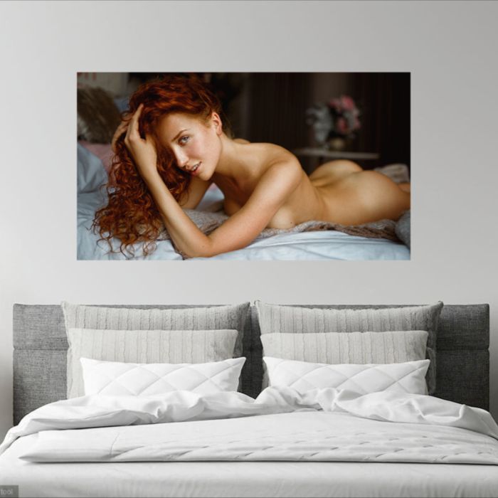 Nackte Frau auf Bett, PlumaArt - Premium Kunst Fotos und Bilder