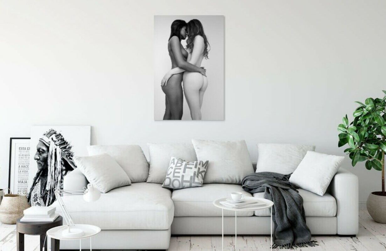 Poster mit nackten Modells als Highlight des Interieurs, PlumaArt - Premium Kunst Fotos und Bilder