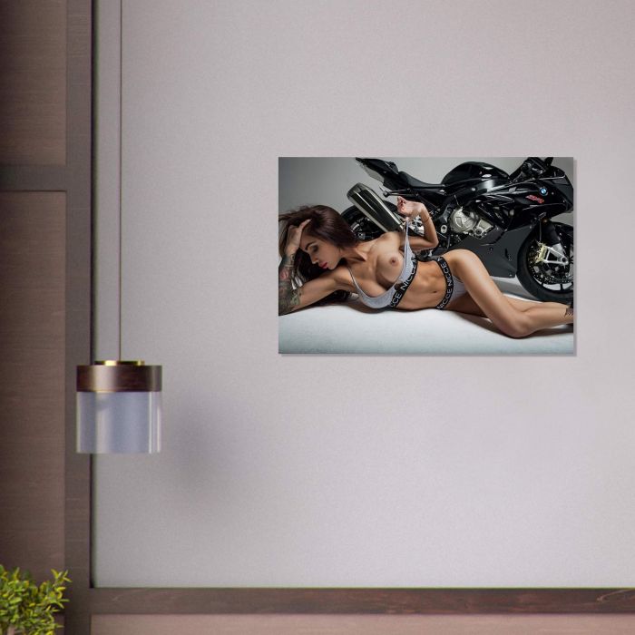 nackte frau auf motorrad, PlumaArt - Hochwertige erotische Kunst und Fotografie