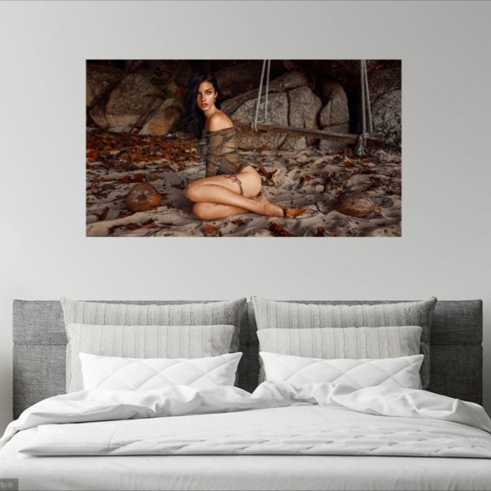 Frau im Bikini neben Schaukel, PlumaArt - Hochwertige erotische Kunst und Fotografie