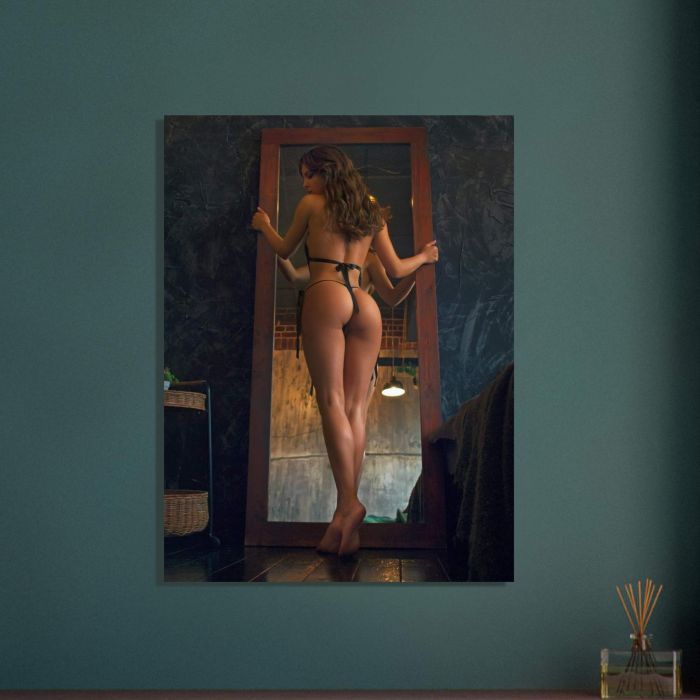 Frau in schwarzer Lingerie vor Spiegel, PlumaArt - Hochwertige erotische Kunst und Fotografie