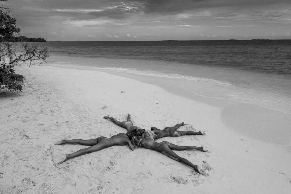 Freundinnen am Strand, Seesternformation, PlumaArt - Hochwertige erotische Kunst und Fotografie