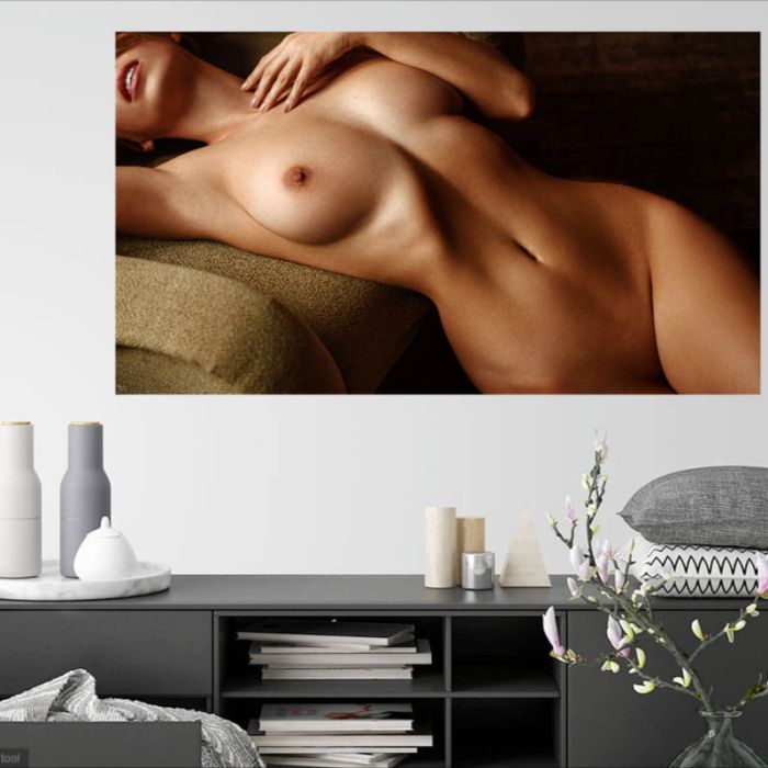 Frau auf Couch, PlumaArt - Hochwertige erotische Kunst und Fotografie