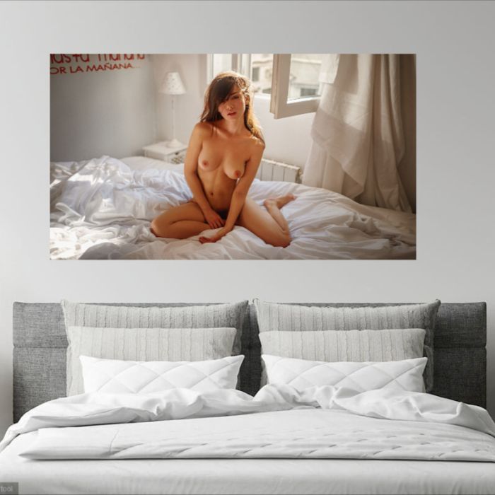 Nackte Frau auf weißem Bett, PlumaArt - Hochwertige erotische Kunst und Fotografie