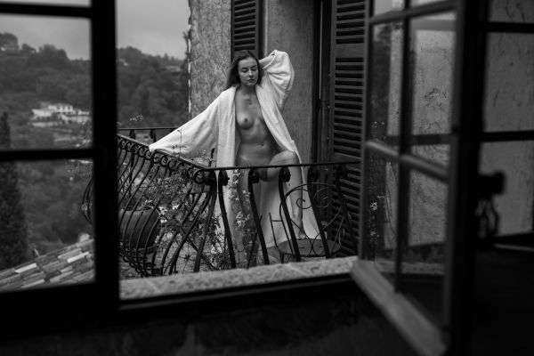 Aktfotografie auf dem Balkon, PlumaArt - Hochwertige erotische Kunst und Fotografie