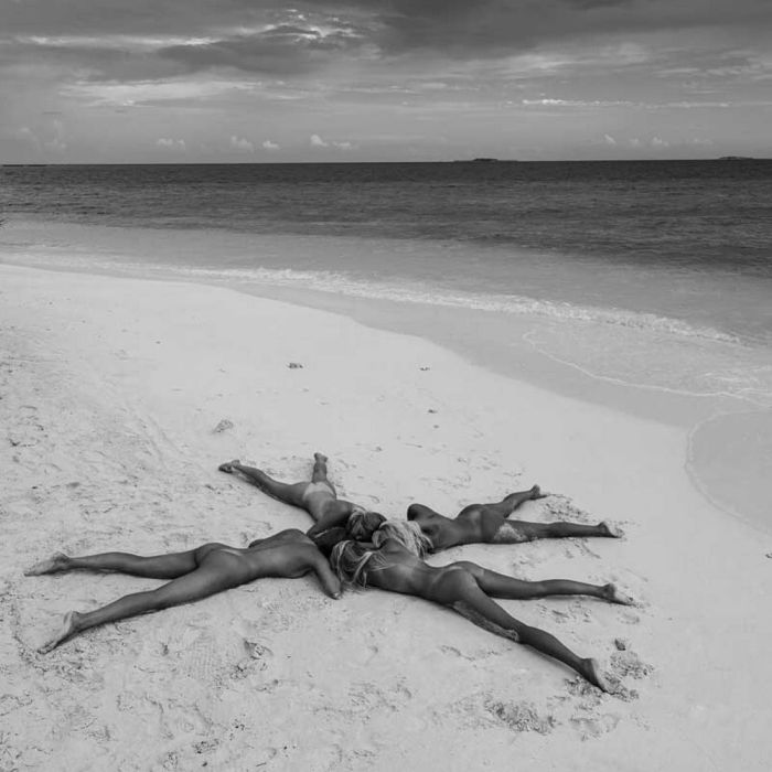 Freundinnen am Strand, Seesternformation, PlumaArt - Hochwertige erotische Kunst und Fotografie