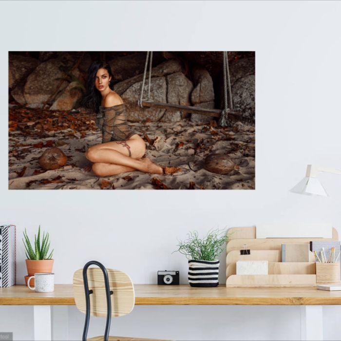 Frau im Bikini neben Schaukel, PlumaArt - Hochwertige erotische Kunst und Fotografie